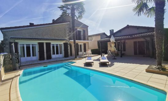 Property for Sale : 4 bedrooms House in SAINT-ESTEPHE. Price: 420 000 €