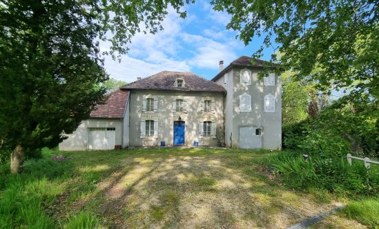 Property for Sale : 7 bedrooms House in SAINT-MARTIAL-DE-VALETTE. Price: 243 000 €