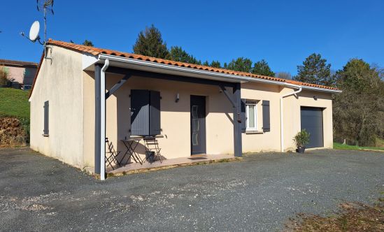 Property for Sale : 3 bedrooms House in SAINT-MARTIAL-DE-VALETTE. Price: 162 500 €